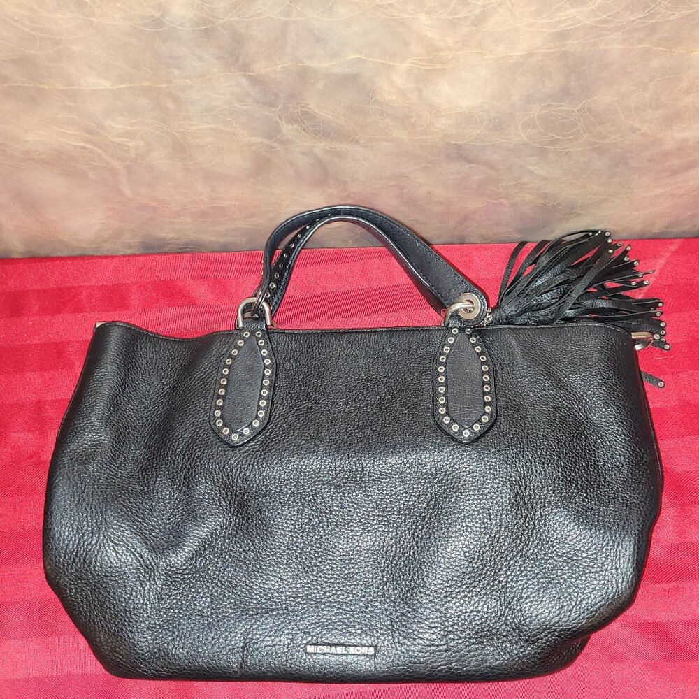 GENTLY USED, MICHAEL KORS LEATHER PURSE!!!